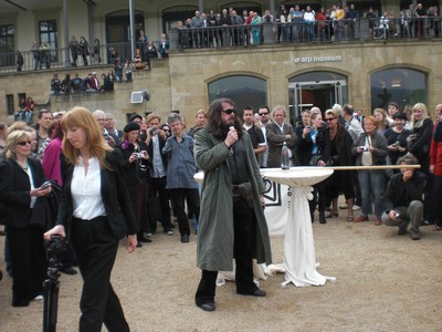 SERIELLO 6 von KLAUSENS = Klau/s/ens zu Jonathan Meese am 30.4.2009 in ROlandseck ARP MUSEUM und drumherum PERFORMANCE zu "Erzstaat Atlantisis"