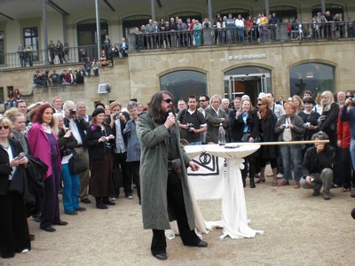 SERIELLO 6 von KLAUSENS = Klau/s/ens zu Jonathan Meese am 30.4.2009 in ROlandseck ARP MUSEUM und drumherum PERFORMANCE zu "Erzstaat Atlantisis"