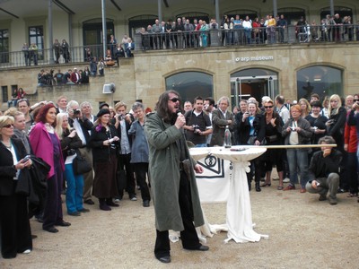 SERIELLO 6 von KLAUSENS = Klau/s/ens zu Jonathan Meese am 30.4.2009 in ROlandseck ARP MUSEUM und drumherum PERFORMANCE zu "Erzstaat Atlantisis"