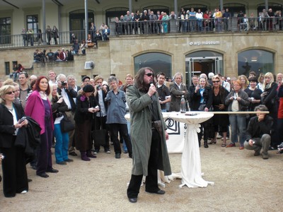 SERIELLO 6 von KLAUSENS = Klau/s/ens zu Jonathan Meese am 30.4.2009 in ROlandseck ARP MUSEUM und drumherum PERFORMANCE zu "Erzstaat Atlantisis"