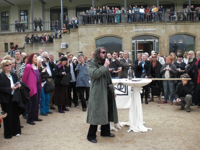 SERIELLO 6 von KLAUSENS = Klau/s/ens zu Jonathan Meese am 30.4.2009 in ROlandseck ARP MUSEUM und drumherum PERFORMANCE zu "Erzstaat Atlantisis"