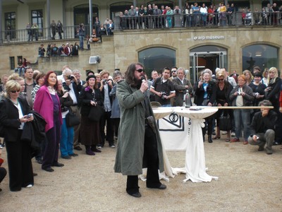 SERIELLO 6 von KLAUSENS = Klau/s/ens zu Jonathan Meese am 30.4.2009 in ROlandseck ARP MUSEUM und drumherum PERFORMANCE zu "Erzstaat Atlantisis"