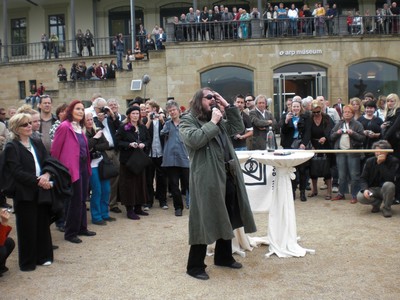 SERIELLO 6 von KLAUSENS = Klau/s/ens zu Jonathan Meese am 30.4.2009 in ROlandseck ARP MUSEUM und drumherum PERFORMANCE zu "Erzstaat Atlantisis"