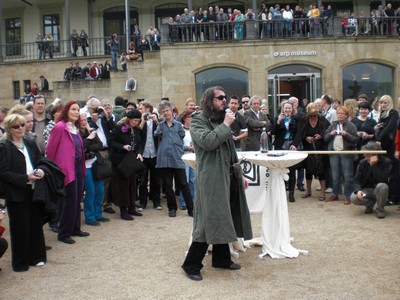 SERIELLO 6 von KLAUSENS = Klau/s/ens zu Jonathan Meese am 30.4.2009 in ROlandseck ARP MUSEUM und drumherum PERFORMANCE zu "Erzstaat Atlantisis"