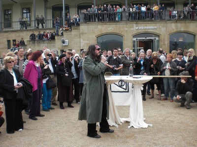 SERIELLO 6 von KLAUSENS = Klau/s/ens zu Jonathan Meese am 30.4.2009 in ROlandseck ARP MUSEUM und drumherum PERFORMANCE zu "Erzstaat Atlantisis"