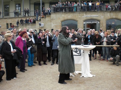 SERIELLO 6 von KLAUSENS = Klau/s/ens zu Jonathan Meese am 30.4.2009 in ROlandseck ARP MUSEUM und drumherum PERFORMANCE zu "Erzstaat Atlantisis"