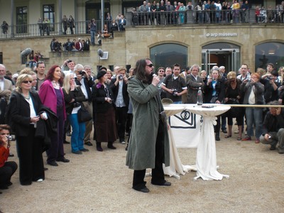 SERIELLO 6 von KLAUSENS = Klau/s/ens zu Jonathan Meese am 30.4.2009 in ROlandseck ARP MUSEUM und drumherum PERFORMANCE zu "Erzstaat Atlantisis"