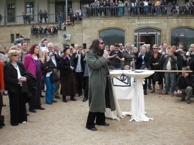 SERIELLO 6 von KLAUSENS = Klau/s/ens zu Jonathan Meese am 30.4.2009 in ROlandseck ARP MUSEUM und drumherum PERFORMANCE zu "Erzstaat Atlantisis"