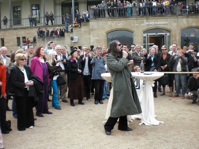 SERIELLO 6 von KLAUSENS = Klau/s/ens zu Jonathan Meese am 30.4.2009 in ROlandseck ARP MUSEUM und drumherum PERFORMANCE zu "Erzstaat Atlantisis"