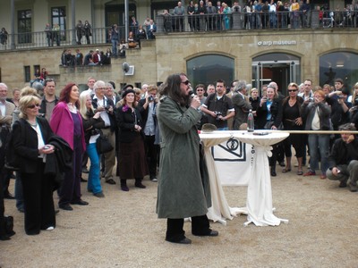 SERIELLO 6 von KLAUSENS = Klau/s/ens zu Jonathan Meese am 30.4.2009 in ROlandseck ARP MUSEUM und drumherum PERFORMANCE zu "Erzstaat Atlantisis"