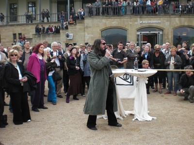 SERIELLO 6 von KLAUSENS = Klau/s/ens zu Jonathan Meese am 30.4.2009 in ROlandseck ARP MUSEUM und drumherum PERFORMANCE zu "Erzstaat Atlantisis"