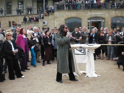 SERIELLO 6 von KLAUSENS = Klau/s/ens zu Jonathan Meese am 30.4.2009 in ROlandseck ARP MUSEUM und drumherum PERFORMANCE zu "Erzstaat Atlantisis"