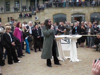 SERIELLO 6 von KLAUSENS = Klau/s/ens zu Jonathan Meese am 30.4.2009 in ROlandseck ARP MUSEUM und drumherum PERFORMANCE zu "Erzstaat Atlantisis"
