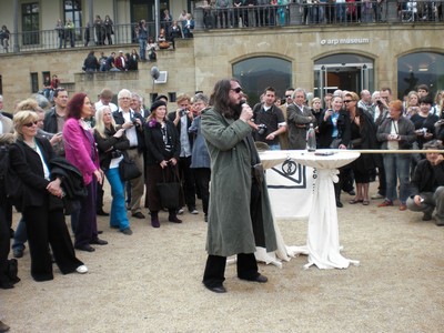 SERIELLO 6 von KLAUSENS = Klau/s/ens zu Jonathan Meese am 30.4.2009 in ROlandseck ARP MUSEUM und drumherum PERFORMANCE zu "Erzstaat Atlantisis"