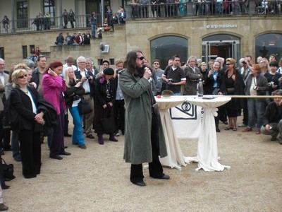 SERIELLO 6 von KLAUSENS = Klau/s/ens zu Jonathan Meese am 30.4.2009 in ROlandseck ARP MUSEUM und drumherum PERFORMANCE zu "Erzstaat Atlantisis"