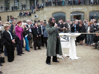 SERIELLO 6 von KLAUSENS = Klau/s/ens zu Jonathan Meese am 30.4.2009 in ROlandseck ARP MUSEUM und drumherum PERFORMANCE zu "Erzstaat Atlantisis"