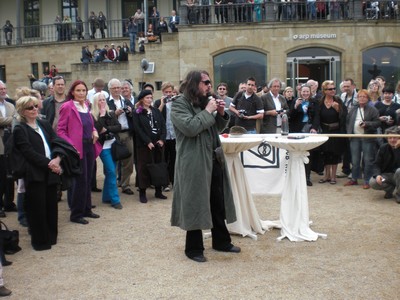 SERIELLO 6 von KLAUSENS = Klau/s/ens zu Jonathan Meese am 30.4.2009 in ROlandseck ARP MUSEUM und drumherum PERFORMANCE zu "Erzstaat Atlantisis"