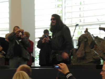 Klausens SERIELLO 7 zu Jonathan Meese am 30.4.2009 Arp Museum Rolandeck und drumherum: PERFORMANCE zu "Erzstaat Atlantisis"