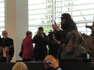 Klausens SERIELLO 7 zu Jonathan Meese am 30.4.2009 Arp Museum Rolandeck und drumherum: PERFORMANCE zu "Erzstaat Atlantisis"