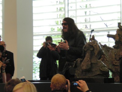Klausens SERIELLO 7 zu Jonathan Meese am 30.4.2009 Arp Museum Rolandeck und drumherum: PERFORMANCE zu "Erzstaat Atlantisis"