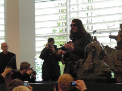Klausens SERIELLO 7 zu Jonathan Meese am 30.4.2009 Arp Museum Rolandeck und drumherum: PERFORMANCE zu "Erzstaat Atlantisis"