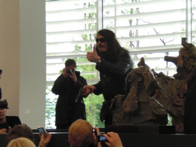 Klausens SERIELLO 7 zu Jonathan Meese am 30.4.2009 Arp Museum Rolandeck und drumherum: PERFORMANCE zu "Erzstaat Atlantisis"