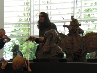 Klausens SERIELLO 7 zu Jonathan Meese am 30.4.2009 Arp Museum Rolandeck und drumherum: PERFORMANCE zu "Erzstaat Atlantisis"