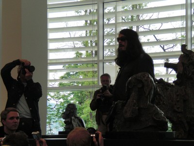 Klausens SERIELLO 7 zu Jonathan Meese am 30.4.2009 Arp Museum Rolandeck und drumherum: PERFORMANCE zu "Erzstaat Atlantisis"