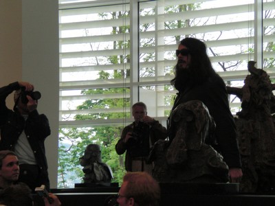 Klausens SERIELLO 7 zu Jonathan Meese am 30.4.2009 Arp Museum Rolandeck und drumherum: PERFORMANCE zu "Erzstaat Atlantisis"