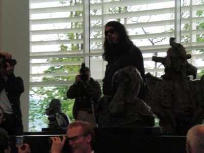 Klausens SERIELLO 7 zu Jonathan Meese am 30.4.2009 Arp Museum Rolandeck und drumherum: PERFORMANCE zu "Erzstaat Atlantisis"
