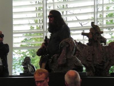 Klausens SERIELLO 7 zu Jonathan Meese am 30.4.2009 Arp Museum Rolandeck und drumherum: PERFORMANCE zu "Erzstaat Atlantisis"