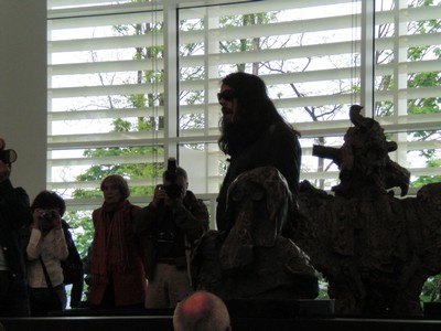 Klausens SERIELLO 7 zu Jonathan Meese am 30.4.2009 Arp Museum Rolandeck und drumherum: PERFORMANCE zu "Erzstaat Atlantisis"