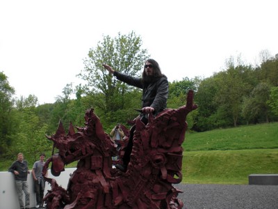 SERIELLO 8 von Klausens = Klau/s/ens zu Jonathan Meese 30.4.2009 PERFORMANCE vor und im und um das ARP MUSEUM in Rolandseck zu "Erzstaat Atlantisis"