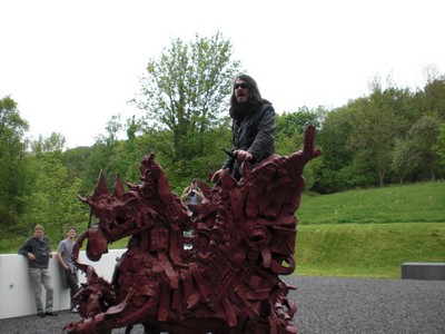 SERIELLO 8 von Klausens = Klau/s/ens zu Jonathan Meese 30.4.2009 PERFORMANCE vor und im und um das ARP MUSEUM in Rolandseck zu "Erzstaat Atlantisis"