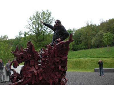 SERIELLO 8 von Klausens = Klau/s/ens zu Jonathan Meese 30.4.2009 PERFORMANCE vor und im und um das ARP MUSEUM in Rolandseck zu "Erzstaat Atlantisis"