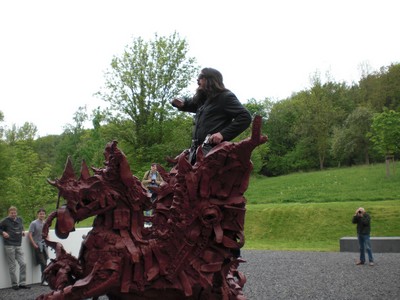 SERIELLO 8 von Klausens = Klau/s/ens zu Jonathan Meese 30.4.2009 PERFORMANCE vor und im und um das ARP MUSEUM in Rolandseck zu "Erzstaat Atlantisis"