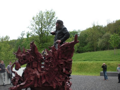 SERIELLO 8 von Klausens = Klau/s/ens zu Jonathan Meese 30.4.2009 PERFORMANCE vor und im und um das ARP MUSEUM in Rolandseck zu "Erzstaat Atlantisis"