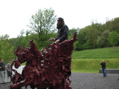 SERIELLO 8 von Klausens = Klau/s/ens zu Jonathan Meese 30.4.2009 PERFORMANCE vor und im und um das ARP MUSEUM in Rolandseck zu "Erzstaat Atlantisis"