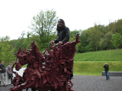 SERIELLO 8 von Klausens = Klau/s/ens zu Jonathan Meese 30.4.2009 PERFORMANCE vor und im und um das ARP MUSEUM in Rolandseck zu "Erzstaat Atlantisis"