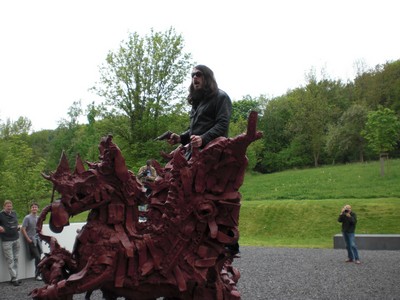 SERIELLO 8 von Klausens = Klau/s/ens zu Jonathan Meese 30.4.2009 PERFORMANCE vor und im und um das ARP MUSEUM in Rolandseck zu "Erzstaat Atlantisis"