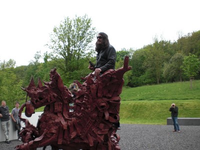 SERIELLO 8 von Klausens = Klau/s/ens zu Jonathan Meese 30.4.2009 PERFORMANCE vor und im und um das ARP MUSEUM in Rolandseck zu "Erzstaat Atlantisis"