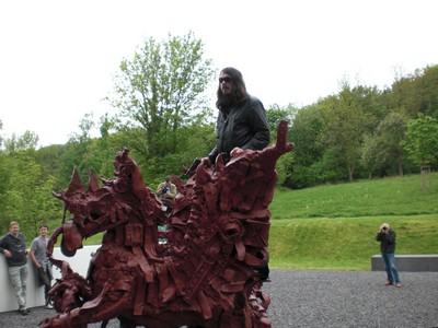 SERIELLO 8 von Klausens = Klau/s/ens zu Jonathan Meese 30.4.2009 PERFORMANCE vor und im und um das ARP MUSEUM in Rolandseck zu "Erzstaat Atlantisis"
