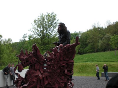 SERIELLO 8 von Klausens = Klau/s/ens zu Jonathan Meese 30.4.2009 PERFORMANCE vor und im und um das ARP MUSEUM in Rolandseck zu "Erzstaat Atlantisis"