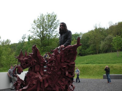 SERIELLO 8 von Klausens = Klau/s/ens zu Jonathan Meese 30.4.2009 PERFORMANCE vor und im und um das ARP MUSEUM in Rolandseck zu "Erzstaat Atlantisis"