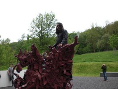 SERIELLO 8 von Klausens = Klau/s/ens zu Jonathan Meese 30.4.2009 PERFORMANCE vor und im und um das ARP MUSEUM in Rolandseck zu "Erzstaat Atlantisis"