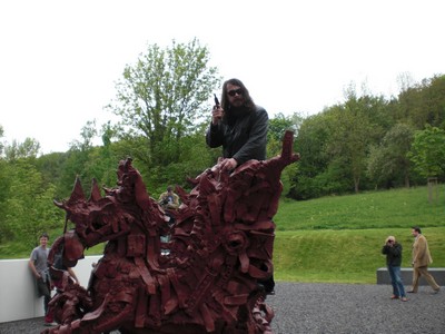 SERIELLO 8 von Klausens = Klau/s/ens zu Jonathan Meese 30.4.2009 PERFORMANCE vor und im und um das ARP MUSEUM in Rolandseck zu "Erzstaat Atlantisis"