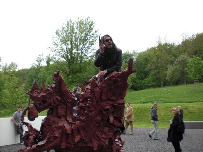 SERIELLO 8 von Klausens = Klau/s/ens zu Jonathan Meese 30.4.2009 PERFORMANCE vor und im und um das ARP MUSEUM in Rolandseck zu "Erzstaat Atlantisis"