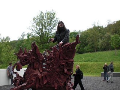 SERIELLO 8 von Klausens = Klau/s/ens zu Jonathan Meese 30.4.2009 PERFORMANCE vor und im und um das ARP MUSEUM in Rolandseck zu "Erzstaat Atlantisis"