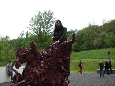 SERIELLO 8 von Klausens = Klau/s/ens zu Jonathan Meese 30.4.2009 PERFORMANCE vor und im und um das ARP MUSEUM in Rolandseck zu "Erzstaat Atlantisis"