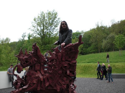 SERIELLO 8 von Klausens = Klau/s/ens zu Jonathan Meese 30.4.2009 PERFORMANCE vor und im und um das ARP MUSEUM in Rolandseck zu "Erzstaat Atlantisis"